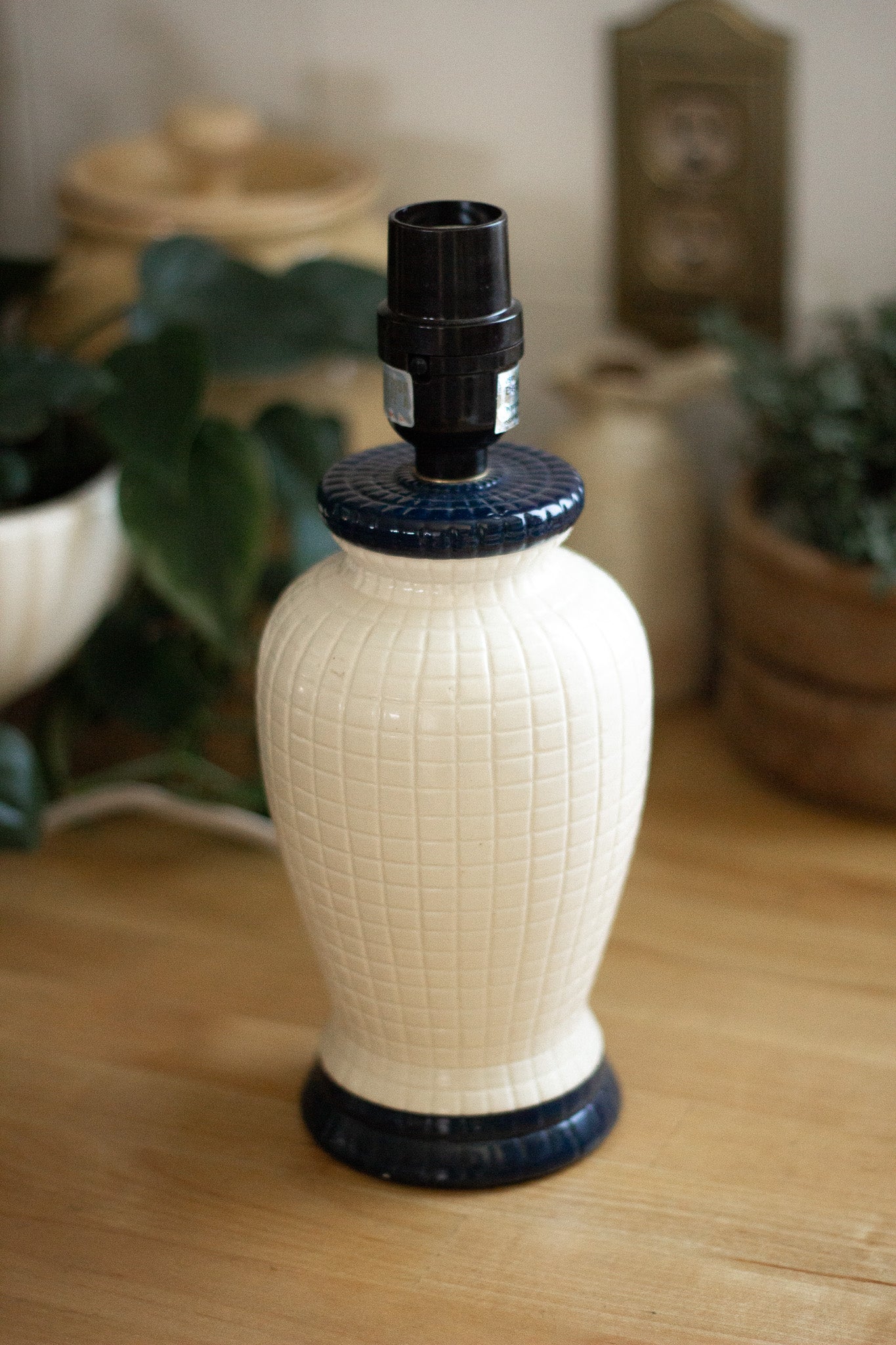 Antique Textured Countertop Cream + Navy Lamp (no shade)