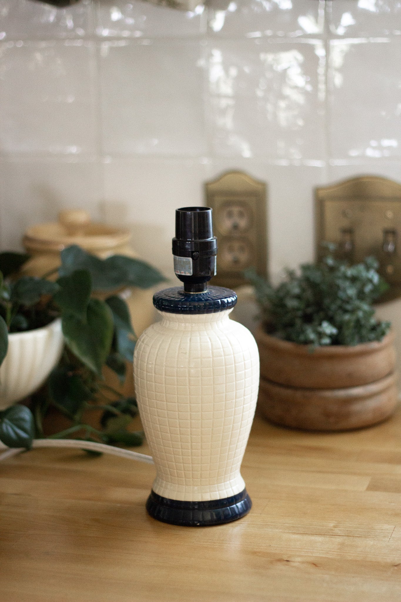 Antique Textured Countertop Cream + Navy Lamp (no shade)